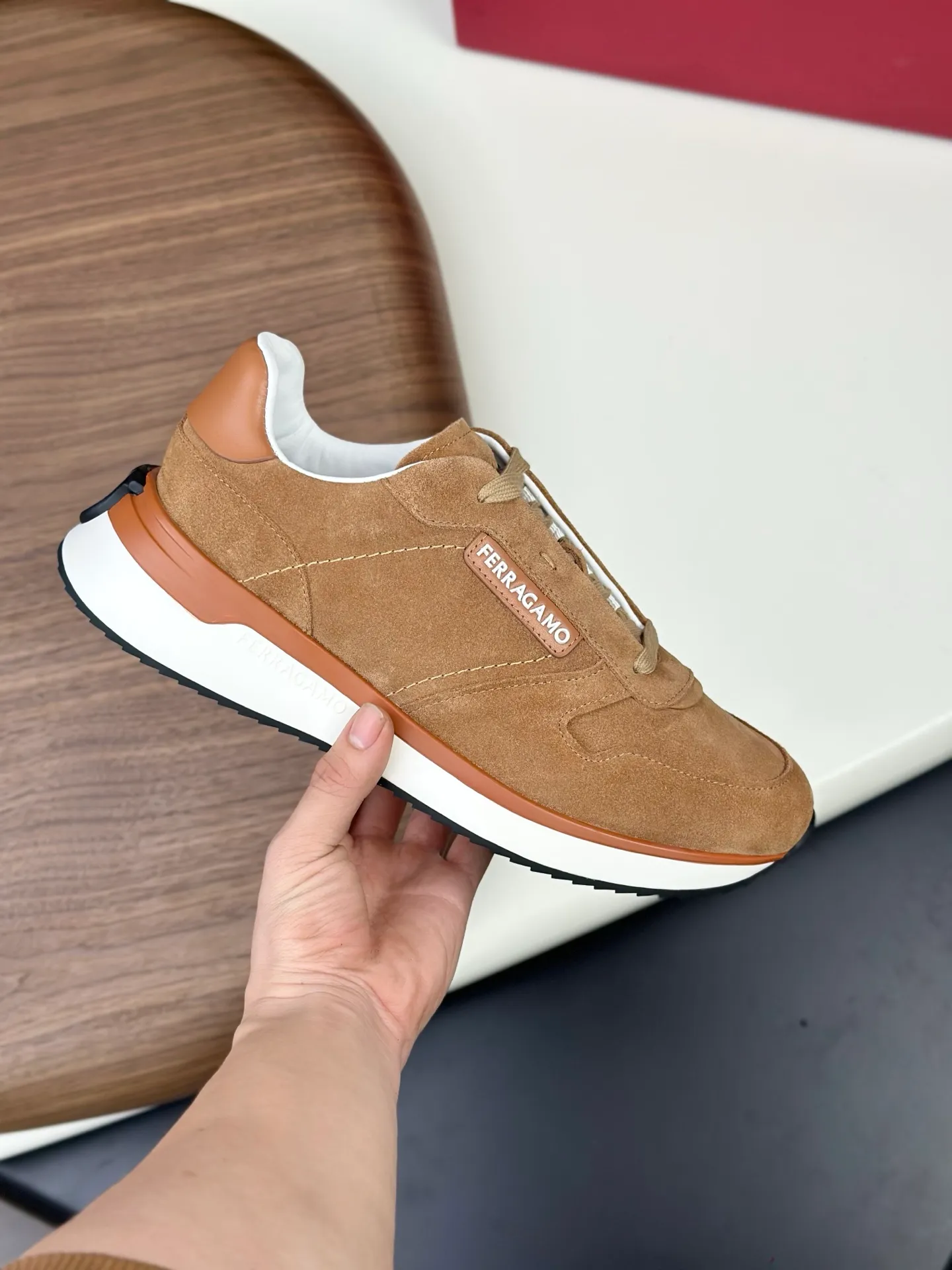 [Ferragamo] Top P: 820💰 Number of yards: 39~44 (38.45 custom-made, non-refundable) Top purchasing agent 🇮🇹 Ferragamo men's casual shoes series, the counter sells the original configuration at the same time, Italian imported cowhide fabric, high-quality splicing technology, imported water-dyed cow lining , Soles: Original foam soles are specially provided by the original factory, and the original factory follows the order. 🔍High quality can be entered and exited the counter at will. Welcome to compare and synchronize with the counter.